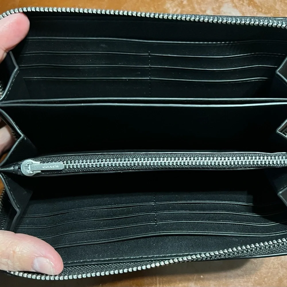 Coach Essential Slim Accordion Zip Wallet in black/silver - Picture 3 of 11